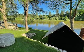 Hyggelig Sommerhus. Med Udsigt, Til Vand Fra Senge